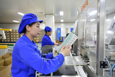 在兰州高新区定连园区的一家药业股份,工作人员在药品生产线上忙碌(8月30日 摄)。新华每日电讯记者 范培珅 摄